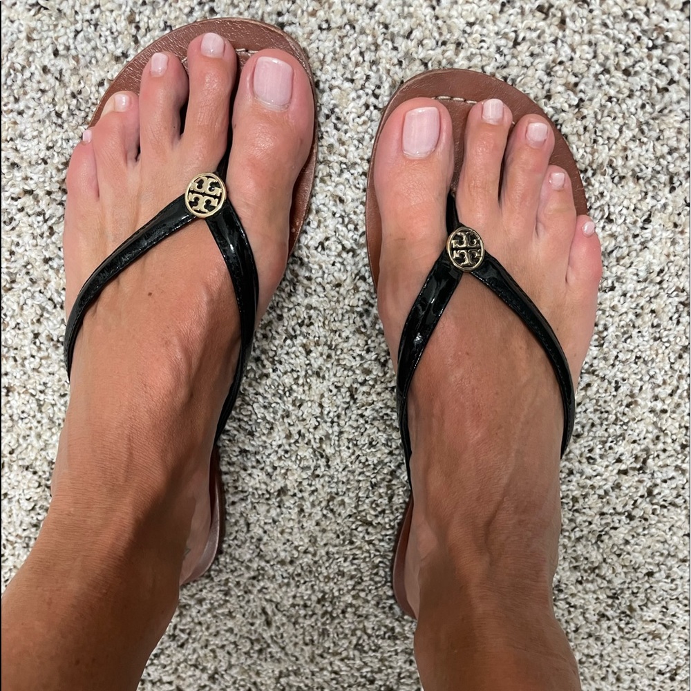 Tory Burch Black Patent Leather Logo Terra Thong Sandals Size 7